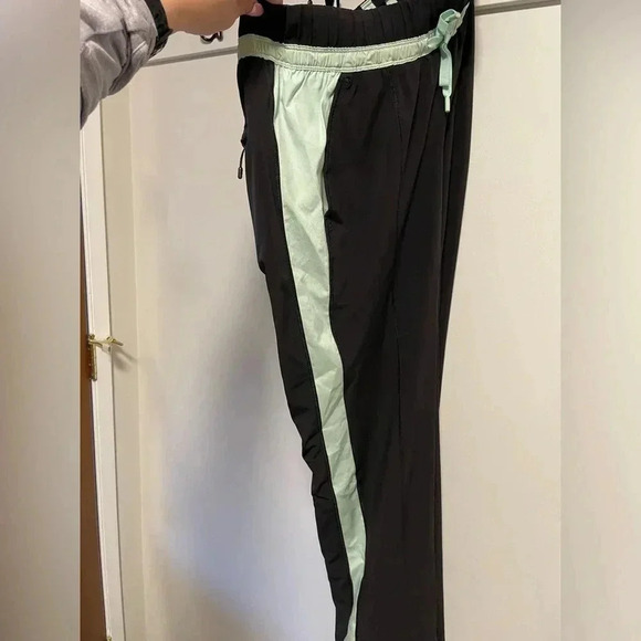Size 4 Lululemon run bandit  track pants - Picture 4 of 5